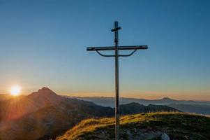 crucifijo colocado en la cima de la montaña foto