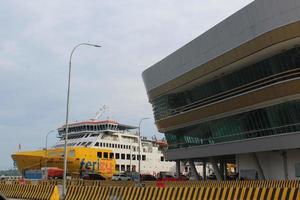 ferry exprés y edificio en el muelle bakauheni, lampung, sumatra, indonesia, 2022 foto