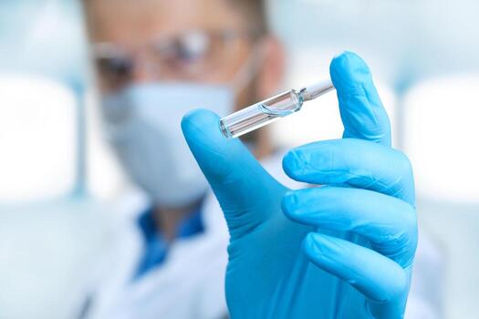 médico sosteniendo una viola con vacuna contra el virus de la corona. foto