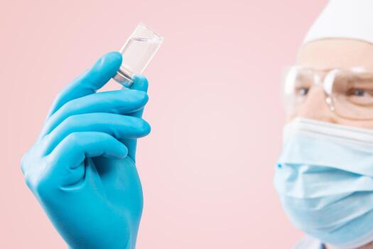 médico sosteniendo una viola con vacuna contra el virus de la corona. foto