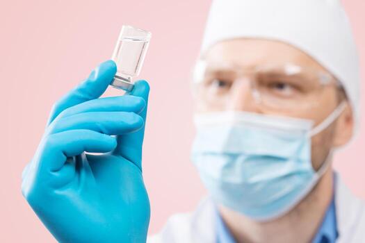 médico sosteniendo una viola con vacuna contra el virus de la corona. foto