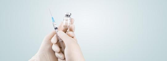 jeringa de mano con vacuna contra el virus de la corona. foto
