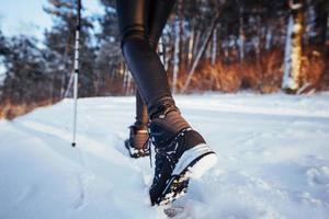 mujer viajera con mochila senderismo viajes estilo de vida aventura concepto vacaciones activas al aire libre. hermoso paisaje bosque foto