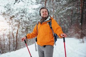 hombre viajero con mochila senderismo viajes estilo de vida aventura concepto vacaciones activas al aire libre. hermoso paisaje bosque foto