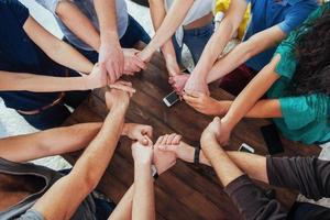 grupo de diversas manos juntas uniéndose. concepto de trabajo en equipo y amistad foto