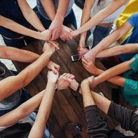 grupo de diversas manos juntas uniéndose. concepto de trabajo en equipo y amistad foto