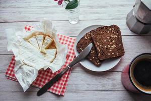 queso brie y café aromático de pan integral. almuerzo de la mañana. foto