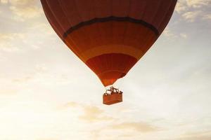 colorido globo aerostático temprano en la mañana en capadocia, tur foto