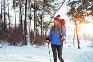 mujer viajera con mochila senderismo viajes estilo de vida aventura concepto vacaciones activas al aire libre. hermoso paisaje bosque foto