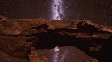 vía láctea sobre el parque nacional bryce canyon de utah video