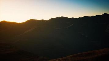 colinas con rocas al atardecer video