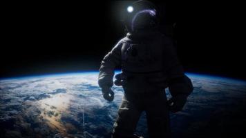 astronaut im weltraum vor dem hintergrund des planeten erde video