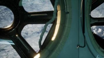 uitzicht vanuit de cockpit vanuit het internationale ruimtestation dat in de buurt van de planeet aarde opereert video