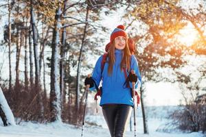 mujer viajera con mochila senderismo viajes estilo de vida aventura concepto vacaciones activas al aire libre. hermoso paisaje bosque foto