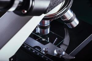 primer plano del microscopio en el laboratorio. foto