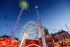 parque de atracciones en el centro de amsterdam noche foto