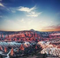 hermosa puesta de sol sobre el cañón en capadocia foto