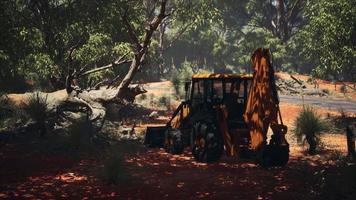tracteur excavatrice dans la forêt de brousse video