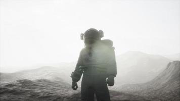 astronaute sur une autre planète avec poussière et brouillard video