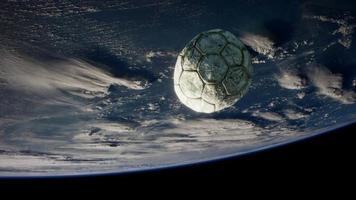 vieux ballon de football dans l'espace sur l'orbite terrestre video