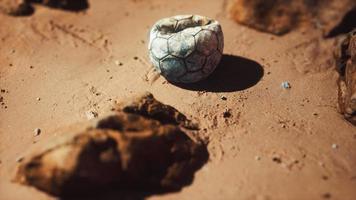 gammal fotboll boll på sandstranden video