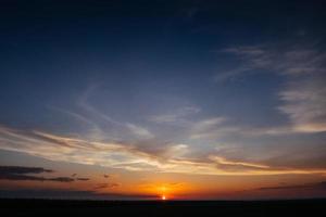 puesta de sol amanecer con nubes, rayos de luz y otros efectos atmosféricos foto