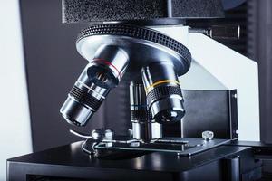 primer plano del microscopio en el laboratorio. foto