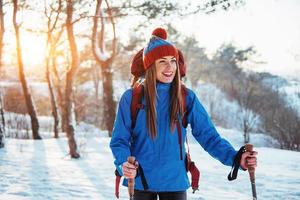 mujer viajera con mochila senderismo viajes estilo de vida aventura concepto vacaciones activas al aire libre. hermoso paisaje bosque foto