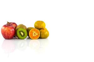 aislado de manzana, kiwi y naranja sobre fondo blanco foto