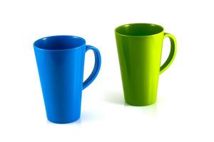 taza verde y azul aislar sobre fondo blanco foto