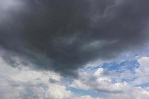 el sol del cielo oscuro sigue brillando. tormenta que viene foto