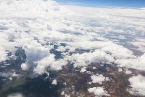 cielo azul con nubes en el avion foto