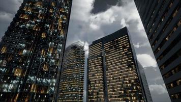 glazen skyscrpaer kantoorgebouwen met donkere lucht video