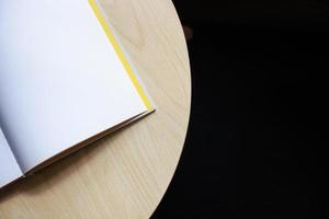 página de libro en blanco en mesa redonda con espacio de copia foto