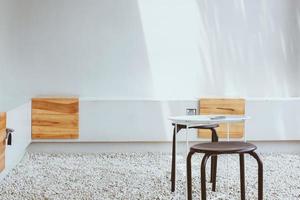 silla y mesa minimalistas al aire libre foto