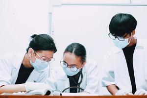 equipo de médicos discutiendo diagnóstico tratamiento paciente durante la conferencia foto