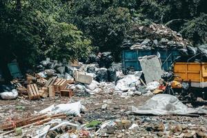 pila de basureros en basureros o vertederos, pila de basureros en concepto de contaminación, día de la tierra foto