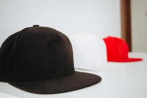 gorra negra roja y blanca foto