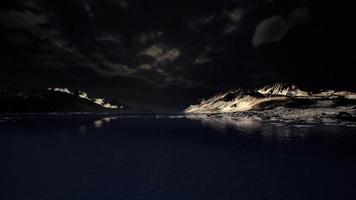 paisagem dramática na Antártida com tempestade chegando video