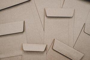 vista superior del sobre de papel marrón. endecha plana de muchos sobres de papel marrón superpuestos. estilo minimalista de papelería.