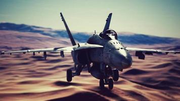 avião militar americano sobre o deserto video