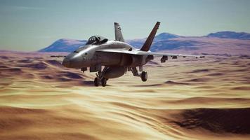 avión militar estadounidense sobre el desierto