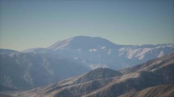 bergen landschap in afghanistan bij zonsondergang video