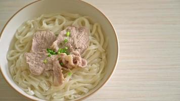 hausgemachte Udon-Ramen-Nudeln mit Schweinefleisch in klarer Suppe video