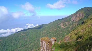 belle couche de montagne avec nuages et ciel bleu à kew mae pan nature trail à chiang mai, thaïlande video