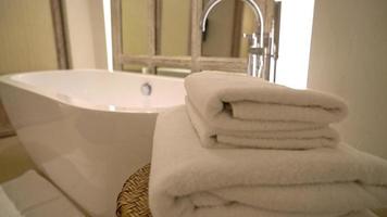 serviette avec baignoire dans la salle de bain de luxe video
