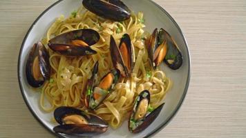 pâtes spaghetti linguine sauce au vin blanc vongole - pâtes italiennes aux fruits de mer aux palourdes et moules video