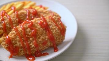 Filete de pechuga de pollo frito con papas fritas y salsa de tomate