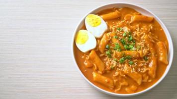 nouilles instantanées coréennes et tteokbokki à la sauce épicée coréenne, rabokki - style de cuisine coréenne video