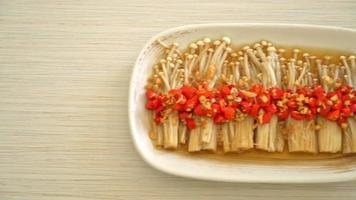 Funghi d'oro al vapore fatti in casa o enokitake con salsa di soia, peperoncino e aglio video
